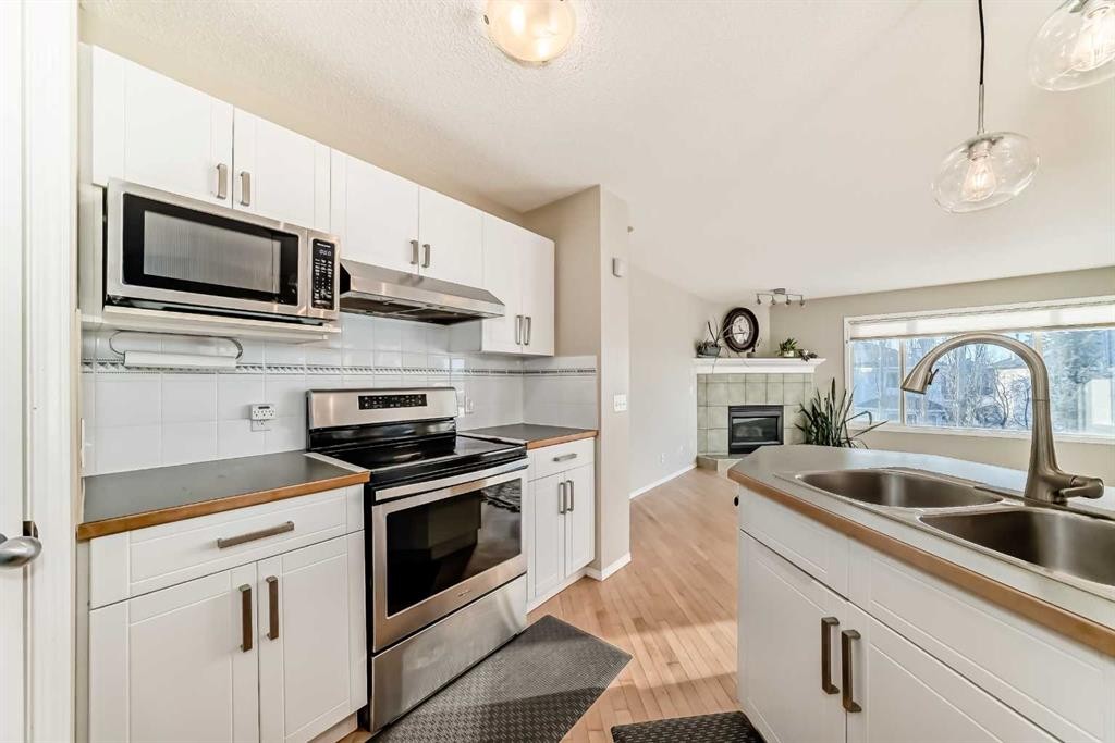 35 Citadel Ridge Close Nw, Calgary, AB - Indoor Photo Showing Kitchen With Double Sink
