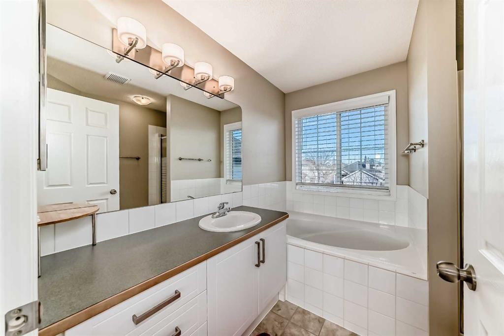 35 Citadel Ridge Close Nw, Calgary, AB - Indoor Photo Showing Bathroom