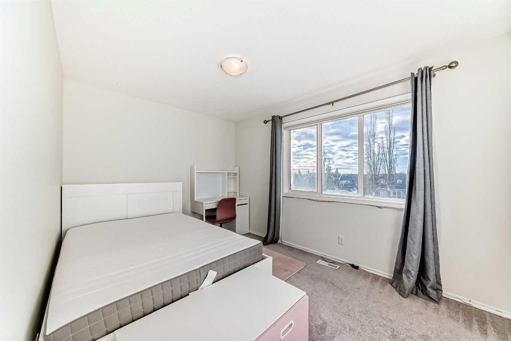 35 Citadel Ridge Close Nw, Calgary, AB - Indoor Photo Showing Bedroom
