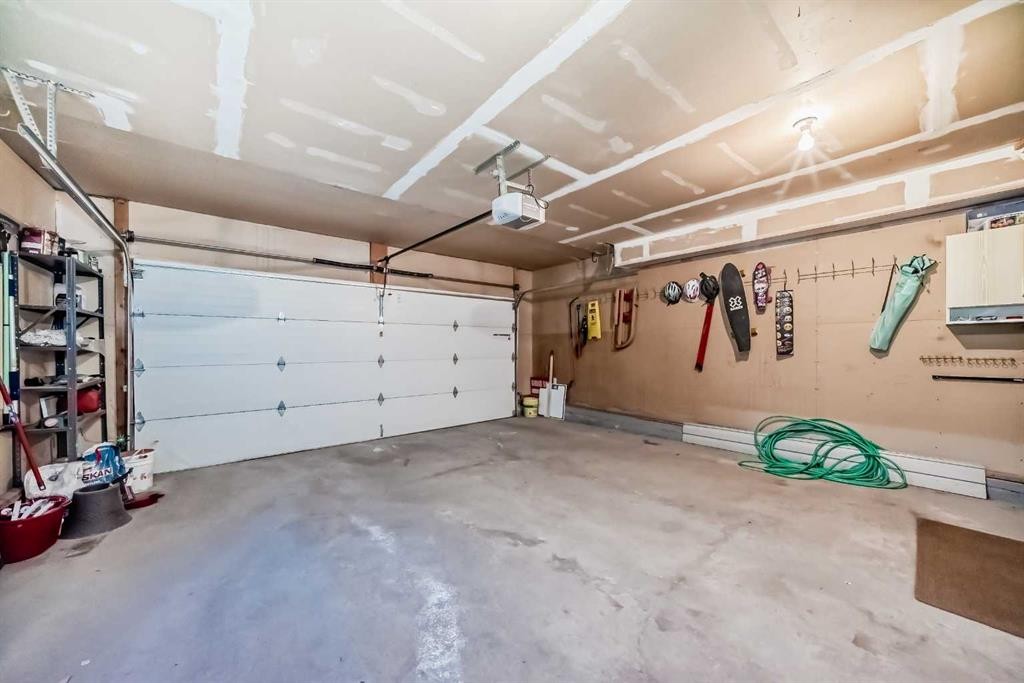 35 Citadel Ridge Close Nw, Calgary, AB - Indoor Photo Showing Garage