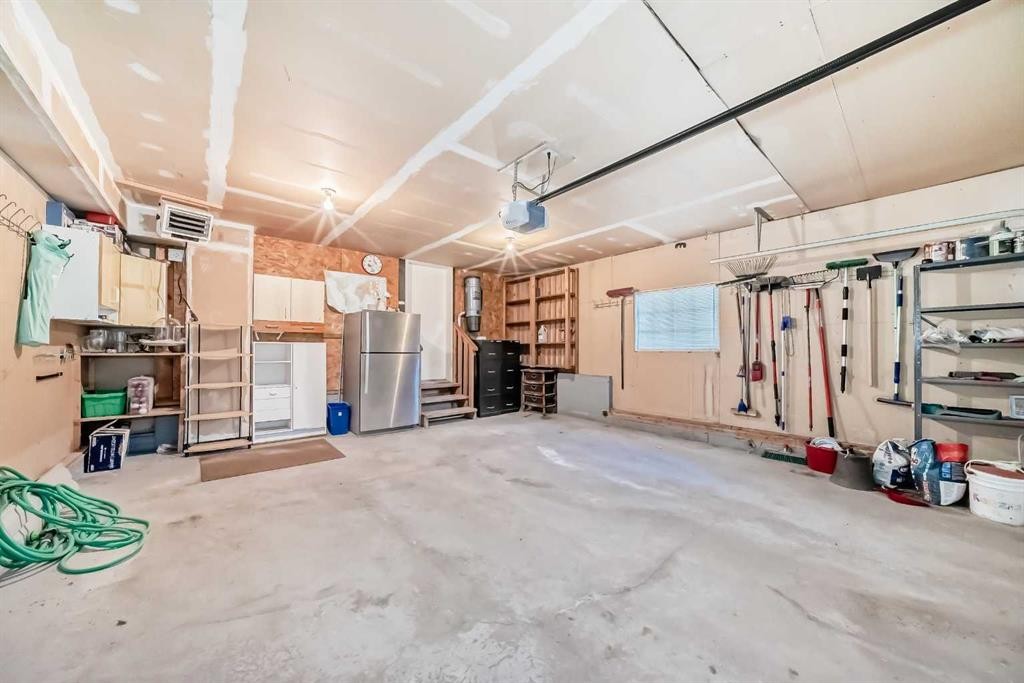 35 Citadel Ridge Close Nw, Calgary, AB - Indoor Photo Showing Garage