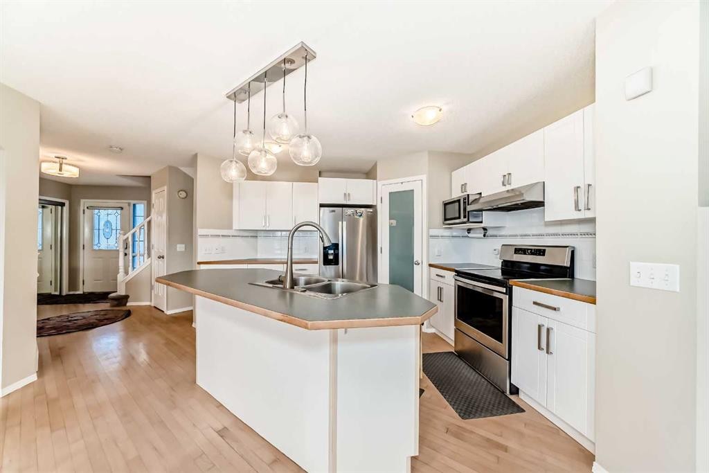 35 Citadel Ridge Close Nw, Calgary, AB - Indoor Photo Showing Kitchen With Stainless Steel Kitchen With Double Sink With Upgraded Kitchen