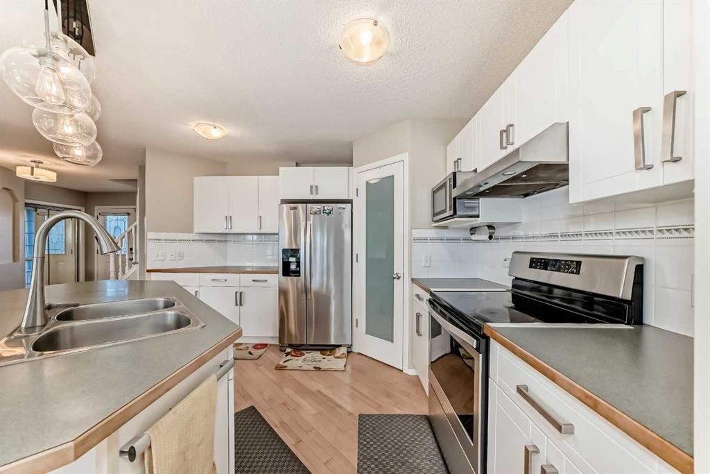35 Citadel Ridge Close Nw, Calgary, AB - Indoor Photo Showing Kitchen With Stainless Steel Kitchen With Double Sink