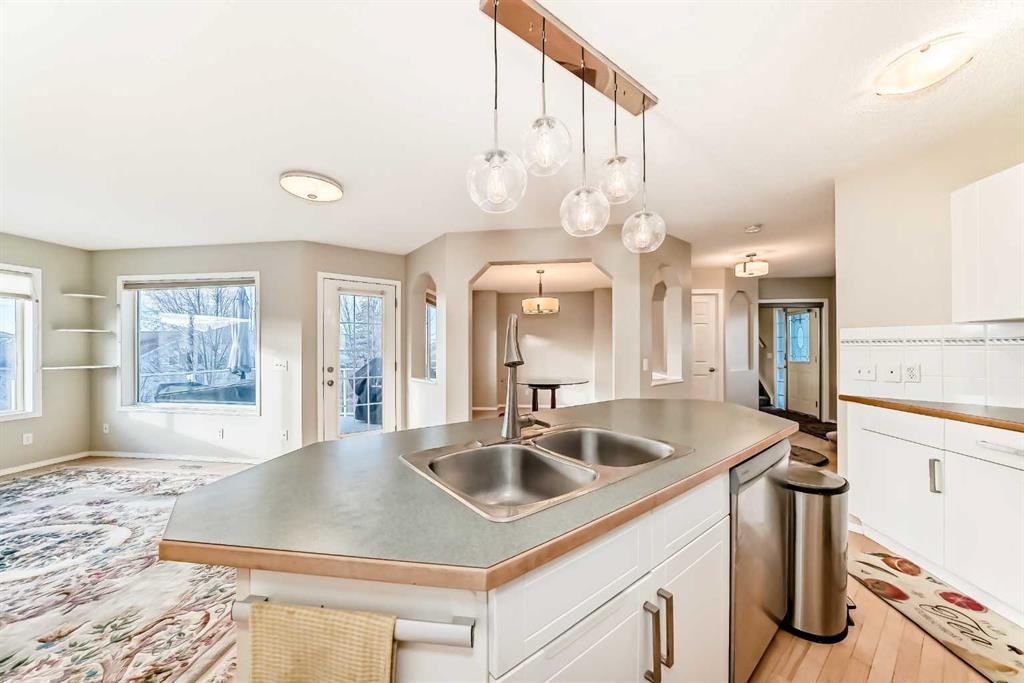 35 Citadel Ridge Close Nw, Calgary, AB - Indoor Photo Showing Kitchen With Double Sink