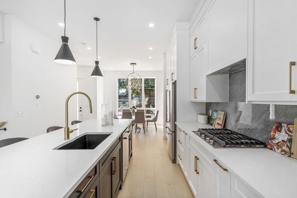 1445 28 Street Sw, Calgary, AB - Indoor Photo Showing Kitchen With Upgraded Kitchen
