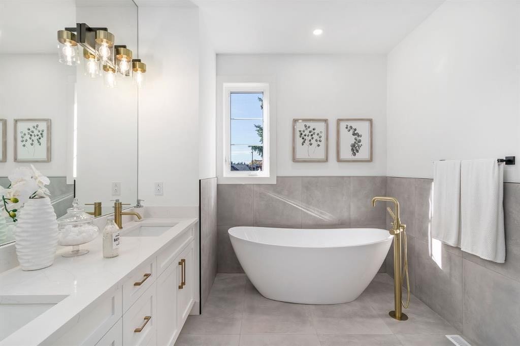 1445 28 Street Sw, Calgary, AB - Indoor Photo Showing Bathroom