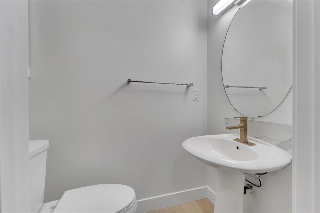 52 Saddlecreek Terrace Ne, Calgary, AB - Indoor Photo Showing Bathroom