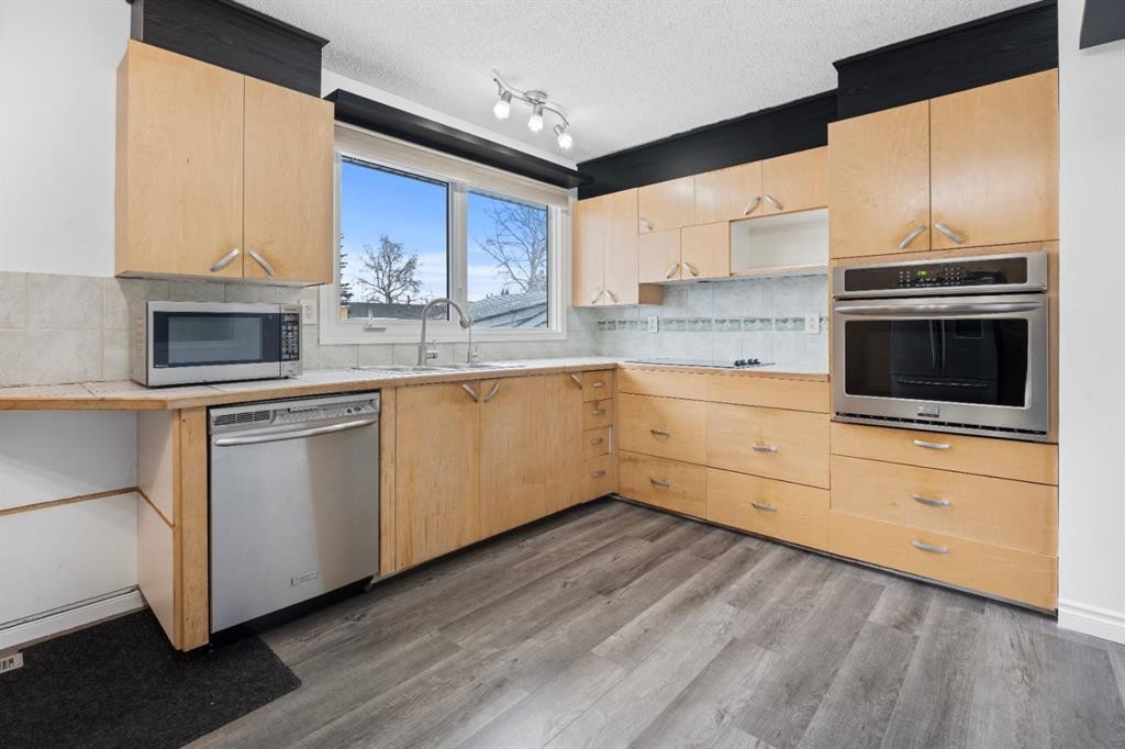 724 Pinecliff Road Ne, Calgary, AB - Indoor Photo Showing Kitchen