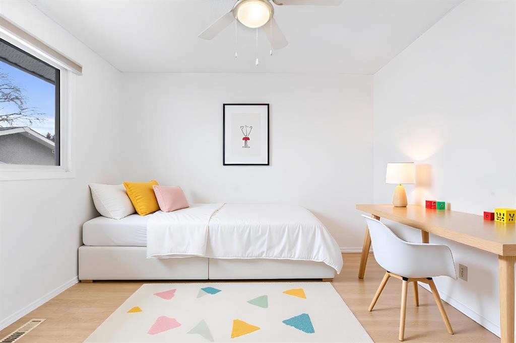 724 Pinecliff Road Ne, Calgary, AB - Indoor Photo Showing Bedroom
