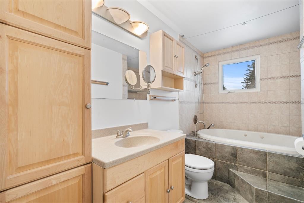 724 Pinecliff Road Ne, Calgary, AB - Indoor Photo Showing Bathroom