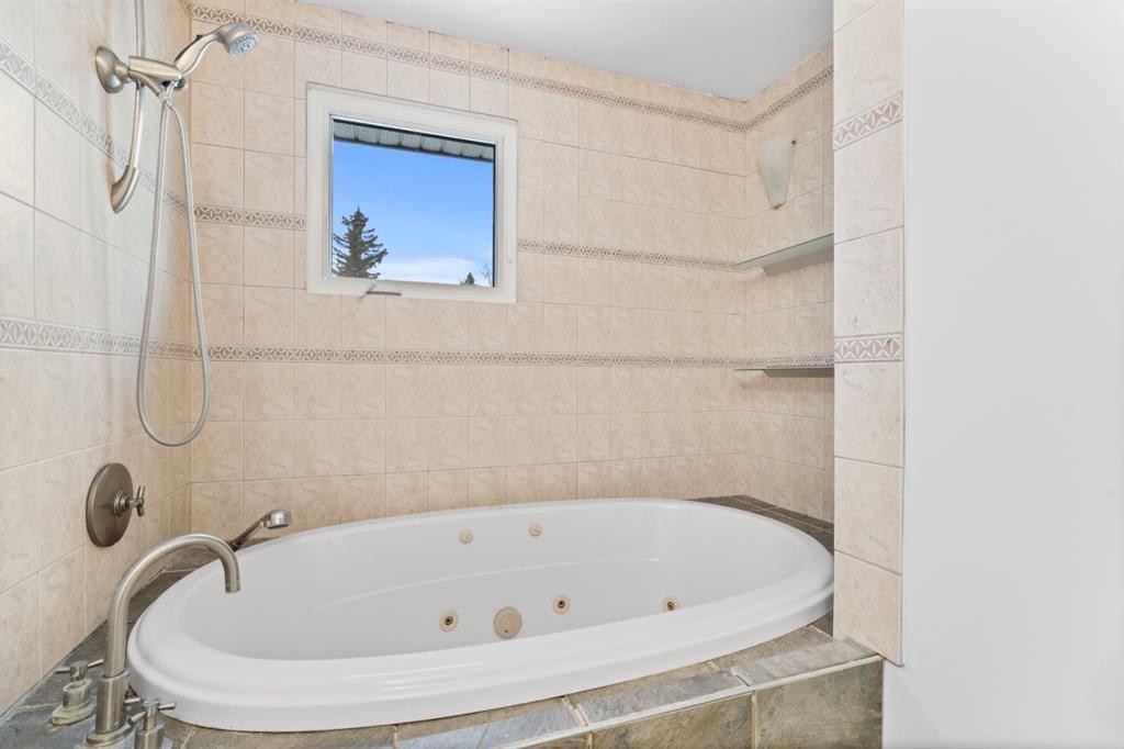 724 Pinecliff Road Ne, Calgary, AB - Indoor Photo Showing Bathroom