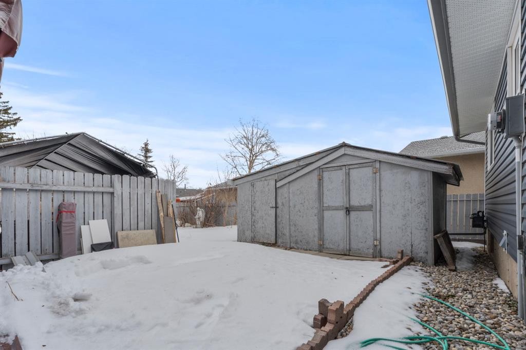 724 Pinecliff Road Ne, Calgary, AB - Outdoor With Exterior
