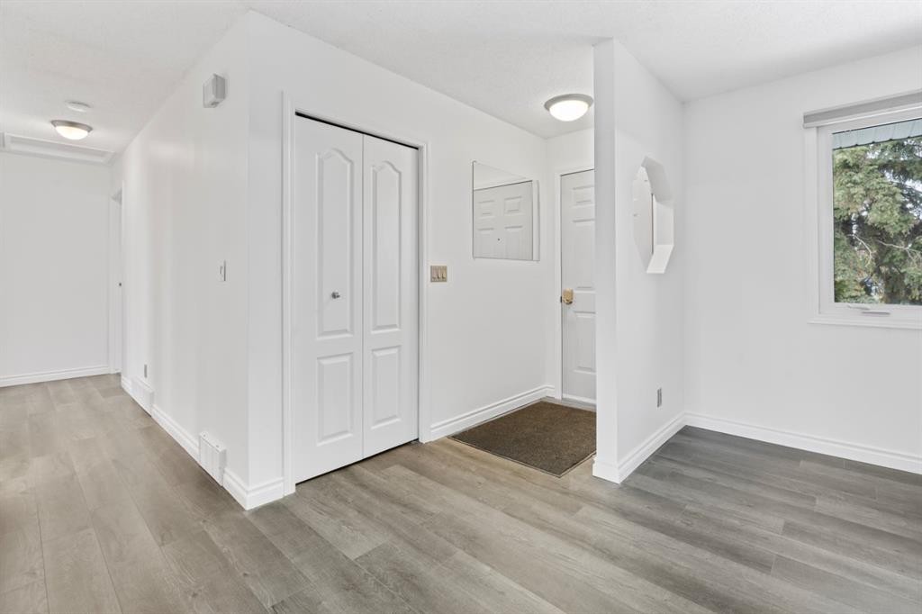 724 Pinecliff Road Ne, Calgary, AB - Indoor Photo Showing Other Room