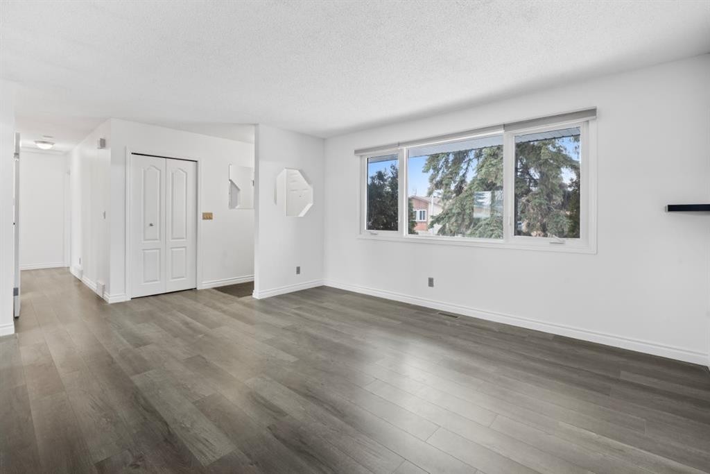 724 Pinecliff Road Ne, Calgary, AB - Indoor