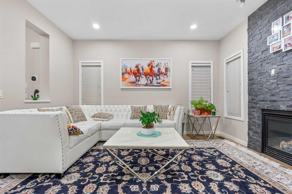 28 Panton Court Nw, Calgary, AB