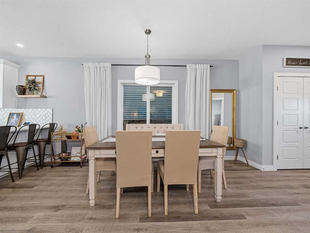 124 Highview Gate Se, Airdrie, AB - Indoor Photo Showing Dining Room