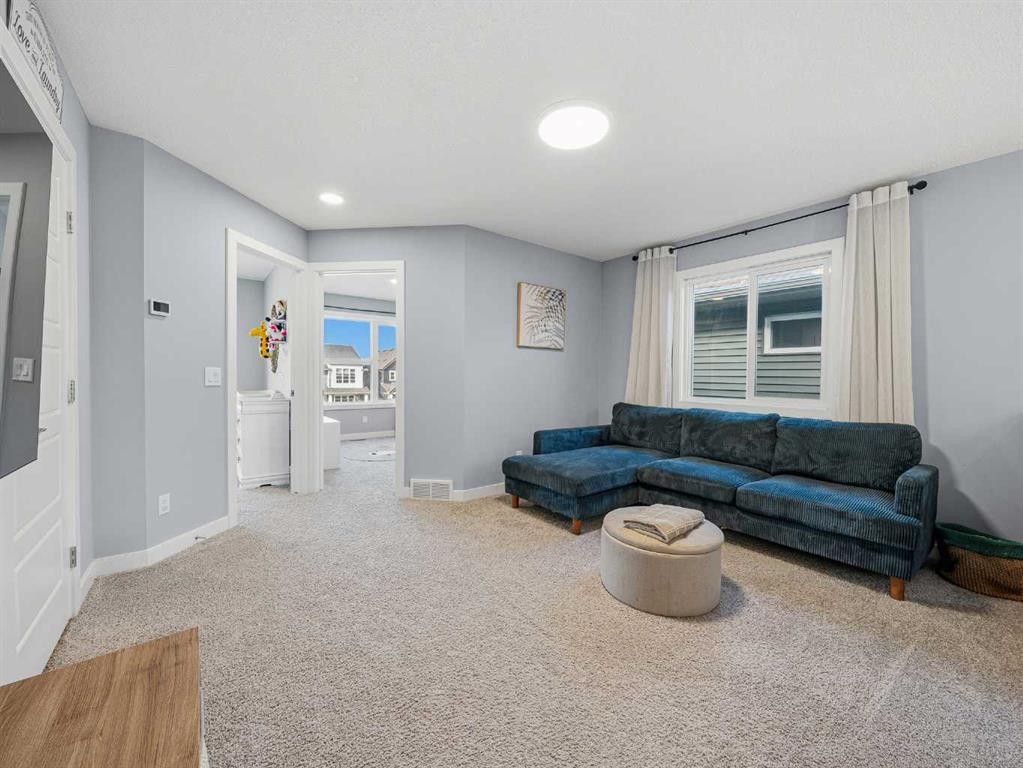 124 Highview Gate Se, Airdrie, AB - Indoor Photo Showing Living Room