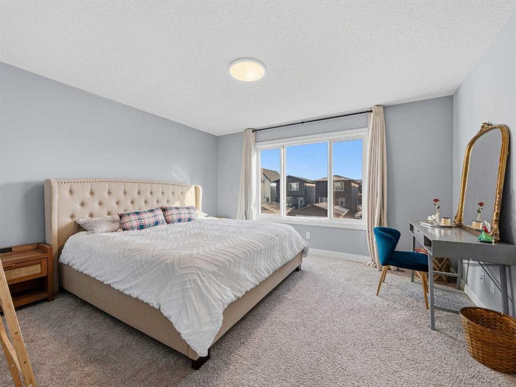 124 Highview Gate Se, Airdrie, AB - Indoor Photo Showing Bedroom