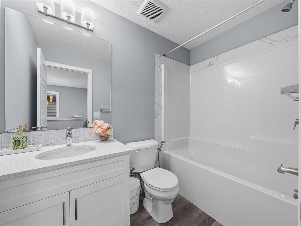 124 Highview Gate Se, Airdrie, AB - Indoor Photo Showing Bathroom