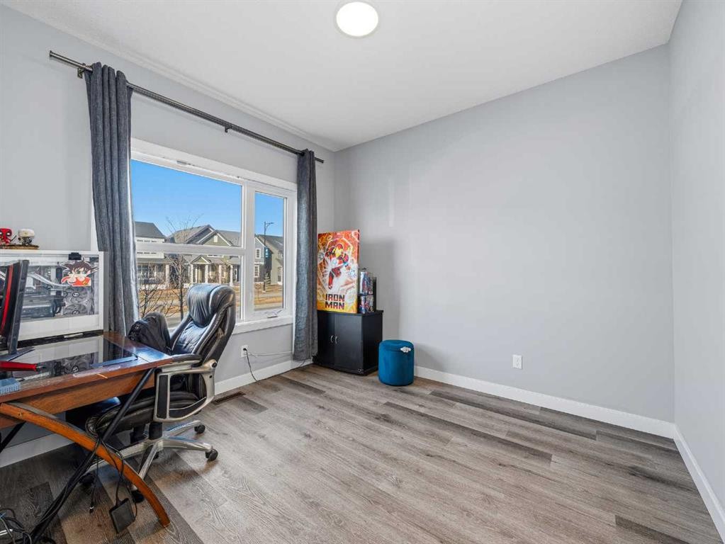 124 Highview Gate Se, Airdrie, AB - Indoor Photo Showing Office
