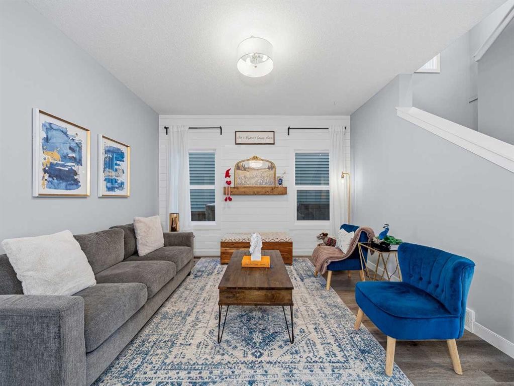 124 Highview Gate Se, Airdrie, AB - Indoor Photo Showing Living Room