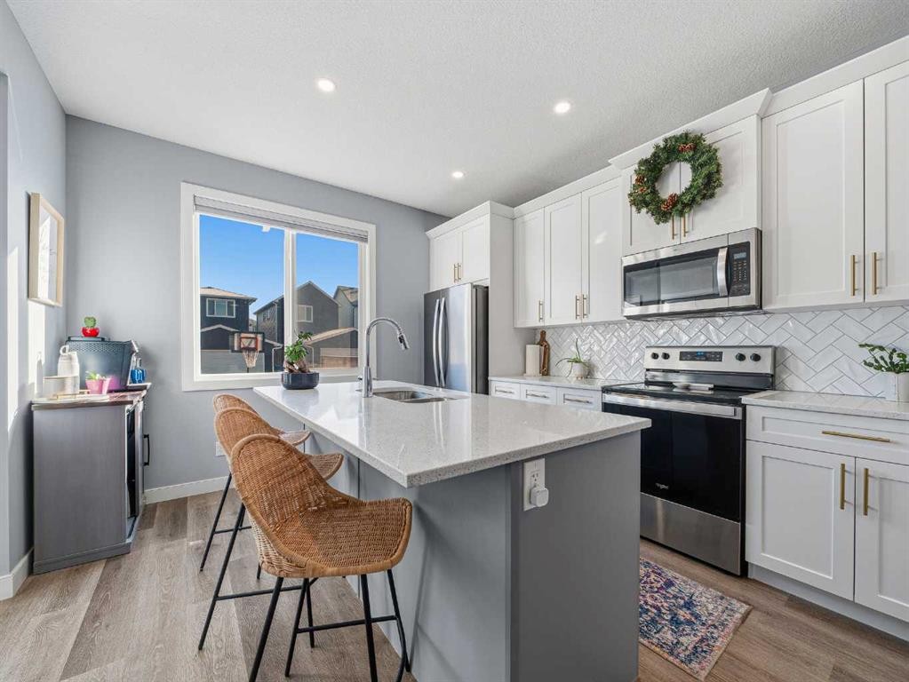 124 Highview Gate Se, Airdrie, AB - Indoor Photo Showing Kitchen With Stainless Steel Kitchen With Upgraded Kitchen
