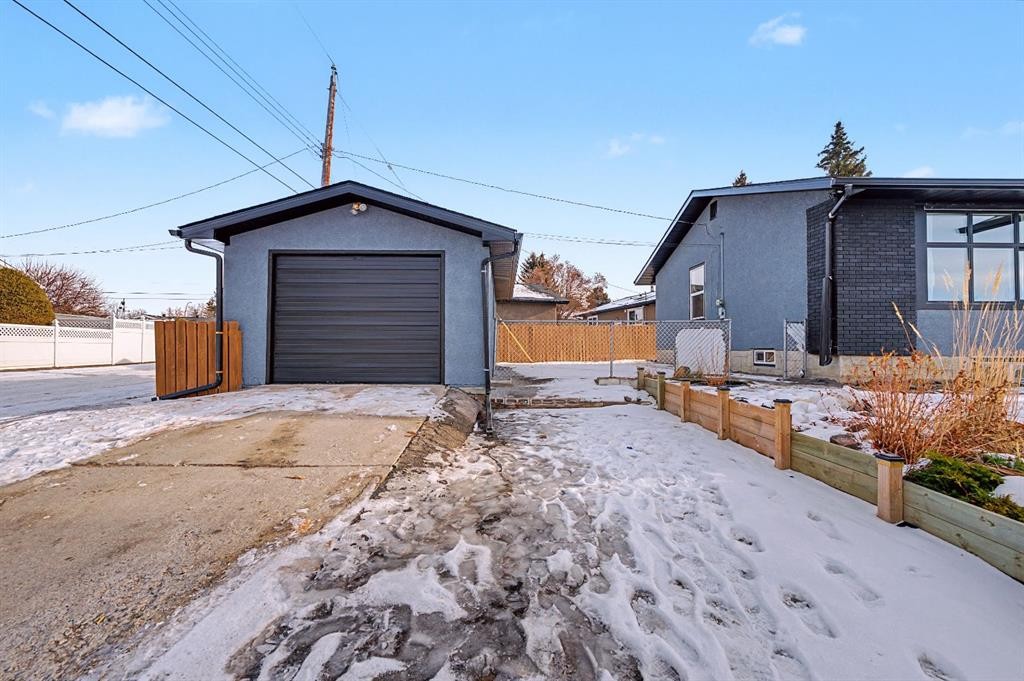 204 Martell Road Ne, Calgary, AB - Outdoor