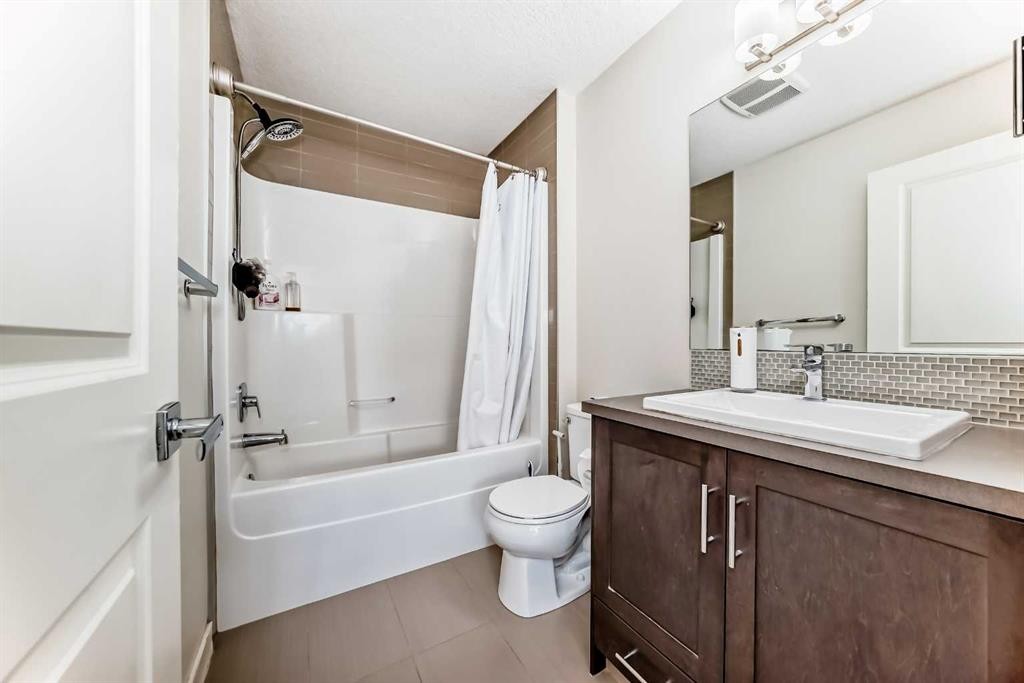 84 Sherwood Row Nw, Calgary, AB - Indoor Photo Showing Bathroom