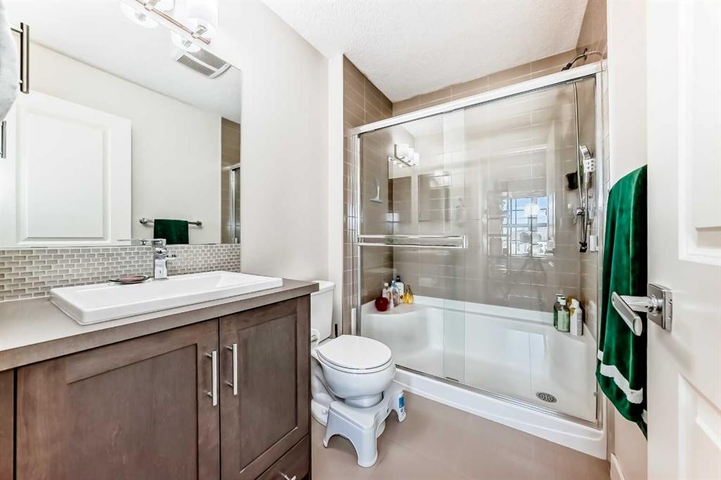 84 Sherwood Row Nw, Calgary, AB - Indoor Photo Showing Bathroom