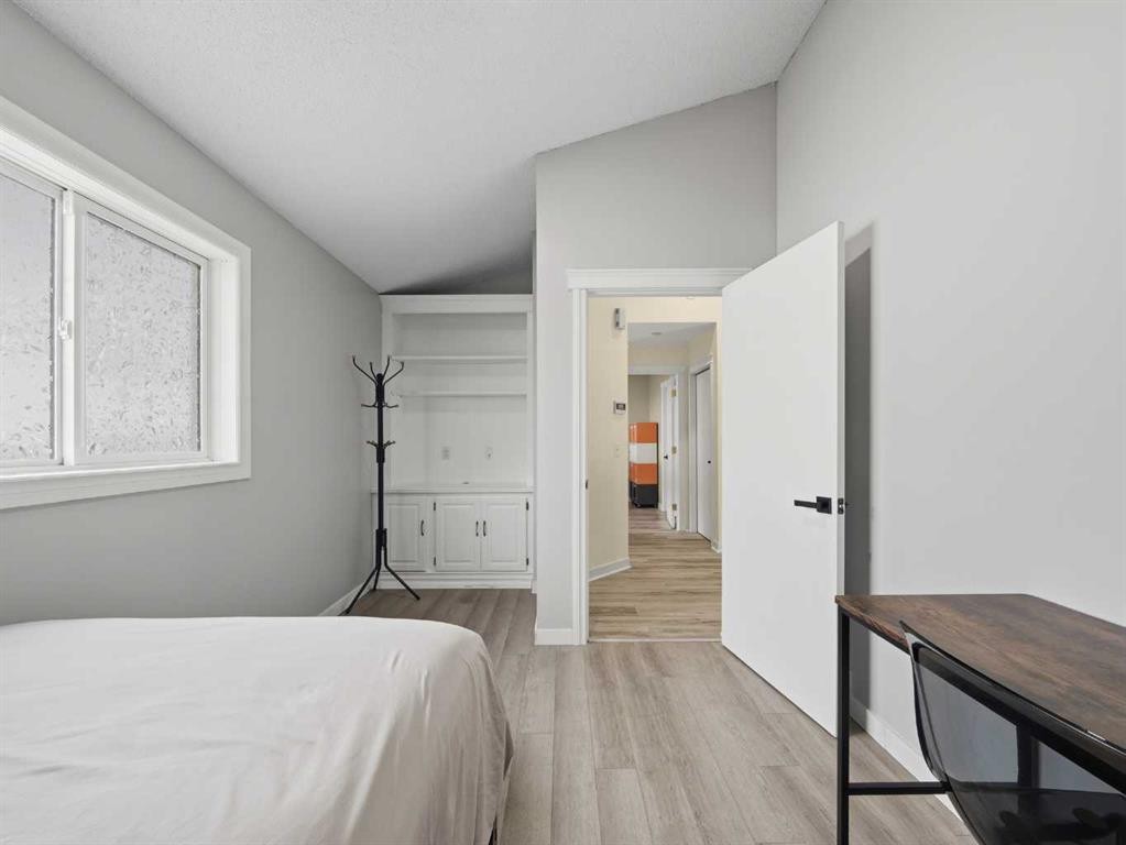 109 Somerset Close Sw, Calgary, AB - Indoor Photo Showing Bedroom
