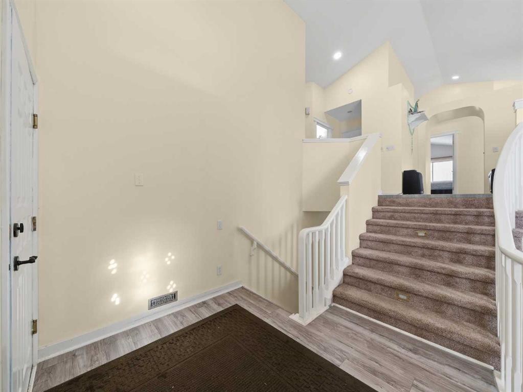 109 Somerset Close Sw, Calgary, AB - Indoor Photo Showing Other Room