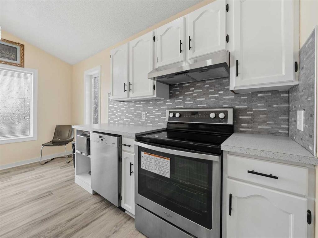 109 Somerset Close Sw, Calgary, AB - Indoor Photo Showing Kitchen