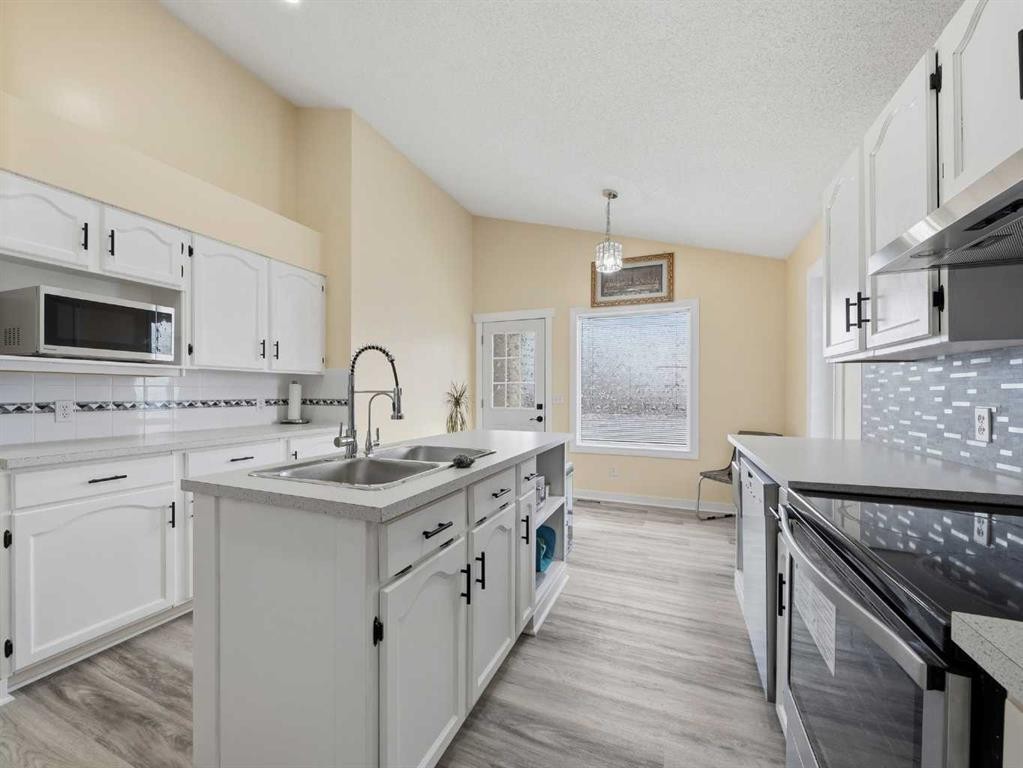 109 Somerset Close Sw, Calgary, AB - Indoor Photo Showing Kitchen With Double Sink