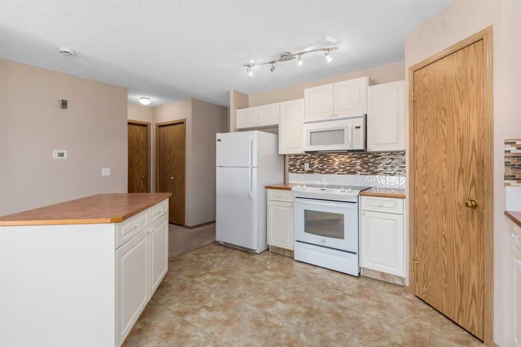 115 Chaparral Point Se, Calgary, AB - Indoor Photo Showing Kitchen