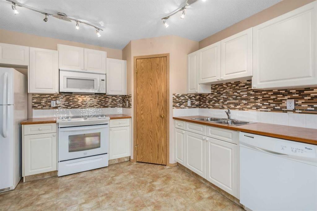 115 Chaparral Point Se, Calgary, AB - Indoor Photo Showing Kitchen With Double Sink