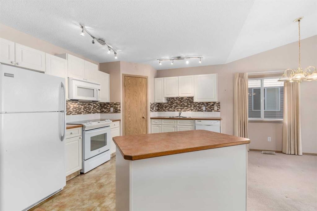 115 Chaparral Point Se, Calgary, AB - Indoor Photo Showing Kitchen