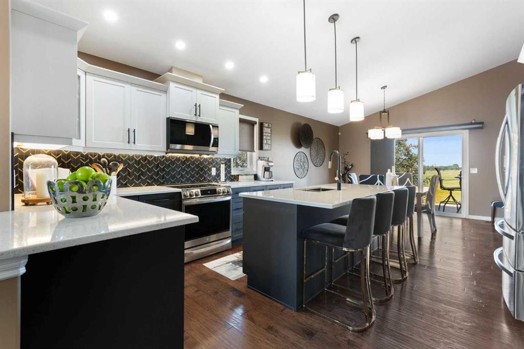 164 Hillcrest Boulevard, Strathmore, AB - Indoor Photo Showing Kitchen With Upgraded Kitchen