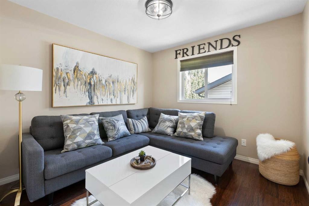 164 Hillcrest Boulevard, Strathmore, AB - Indoor Photo Showing Living Room