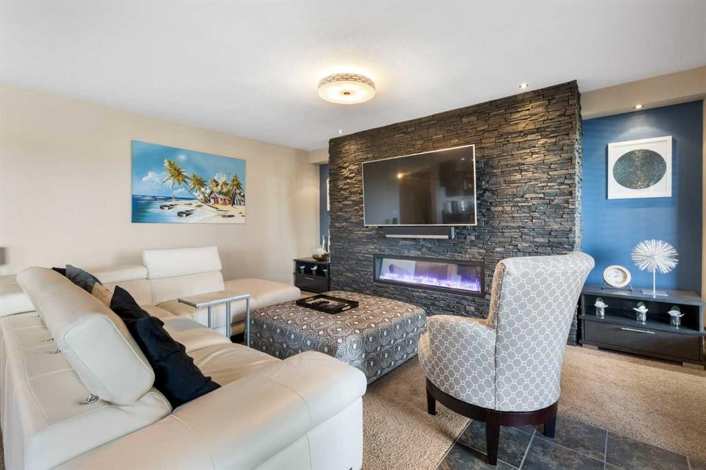 164 Hillcrest Boulevard, Strathmore, AB - Indoor Photo Showing Living Room With Fireplace
