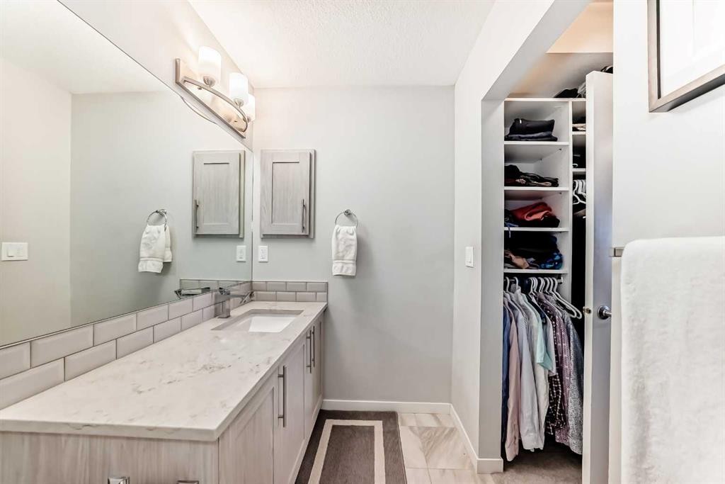 409-4150 Seton Drive Se, Calgary, AB - Indoor Photo Showing Bathroom