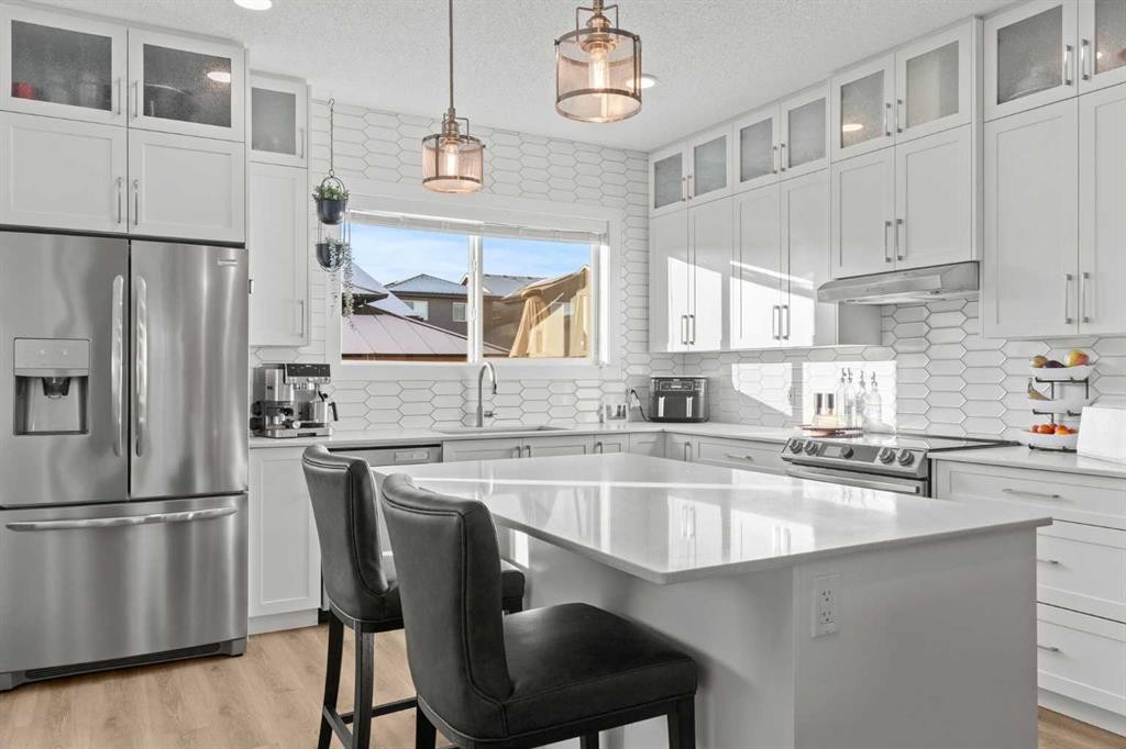 47 Wolf Willow Boulevard Se, Calgary, AB - Indoor Photo Showing Kitchen With Stainless Steel Kitchen With Upgraded Kitchen