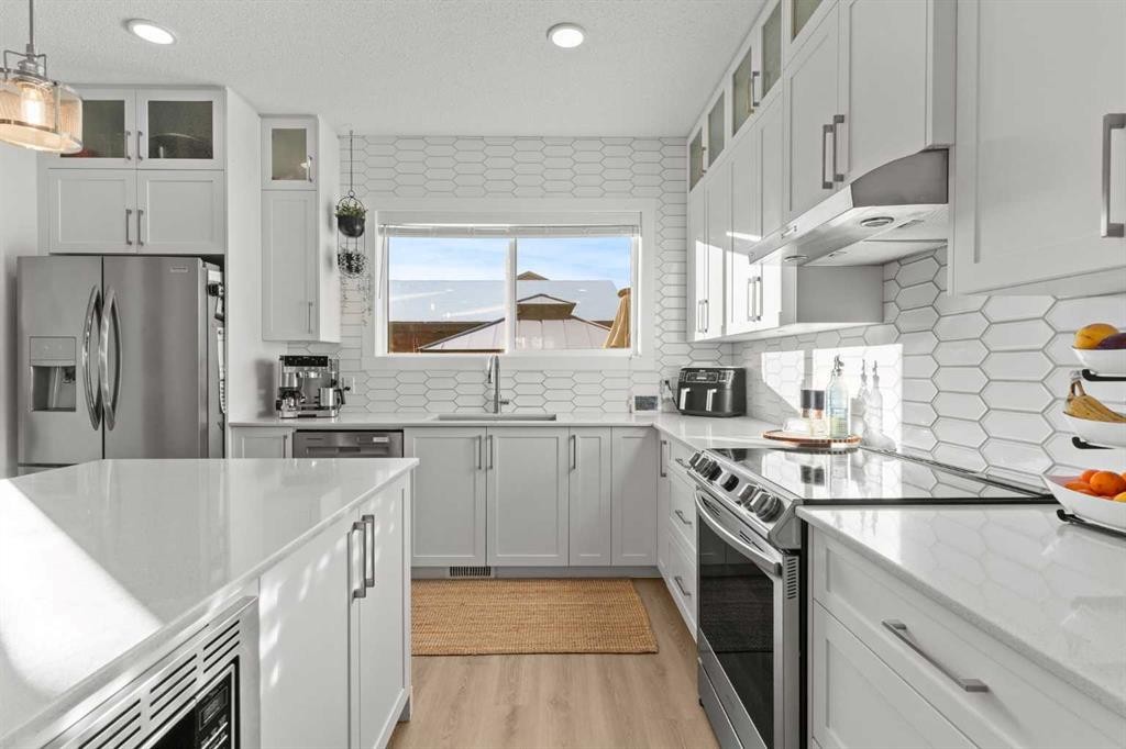 47 Wolf Willow Boulevard Se, Calgary, AB - Indoor Photo Showing Kitchen With Stainless Steel Kitchen With Upgraded Kitchen