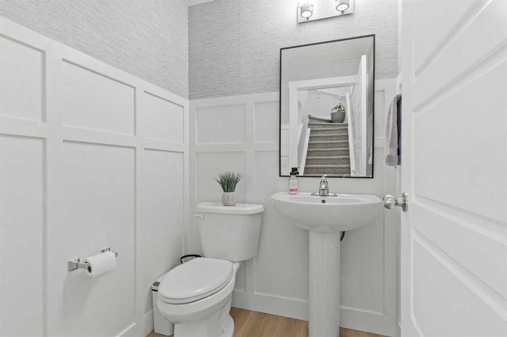 47 Wolf Willow Boulevard Se, Calgary, AB - Indoor Photo Showing Bathroom