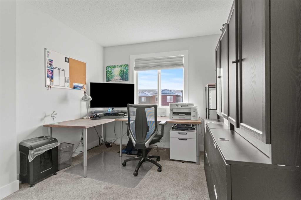 47 Wolf Willow Boulevard Se, Calgary, AB - Indoor Photo Showing Office