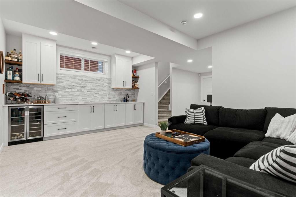 47 Wolf Willow Boulevard Se, Calgary, AB - Indoor Photo Showing Living Room