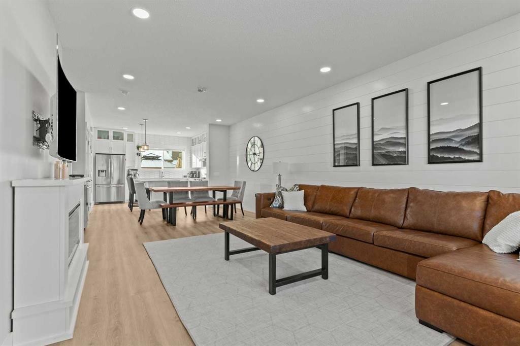 47 Wolf Willow Boulevard Se, Calgary, AB - Indoor Photo Showing Living Room