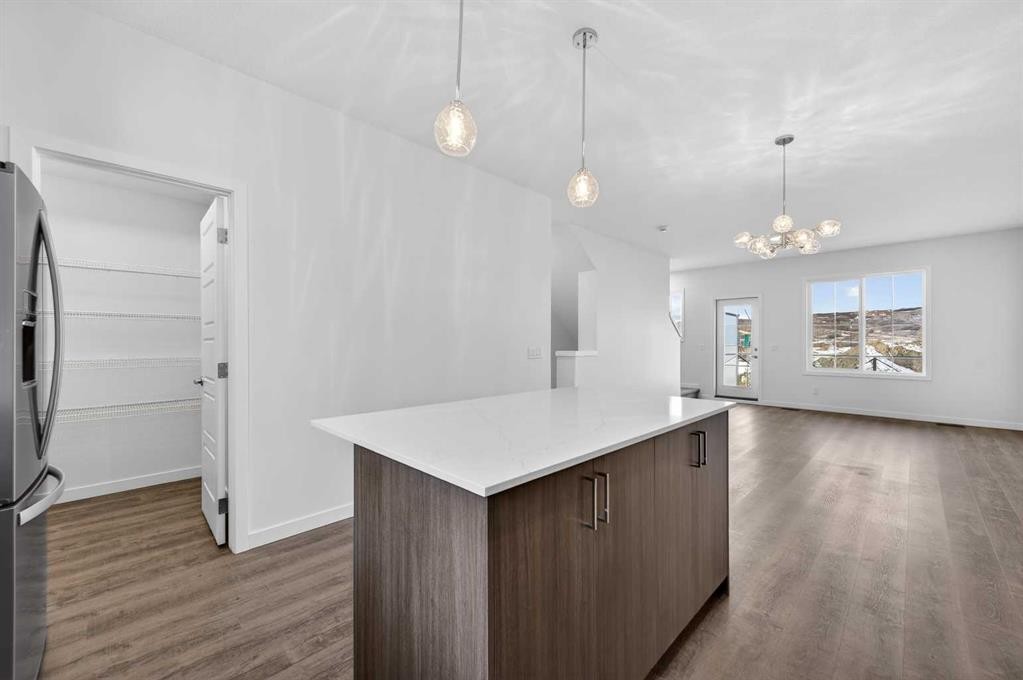 56 Creekside Drive Sw, Calgary, AB - Indoor Photo Showing Kitchen