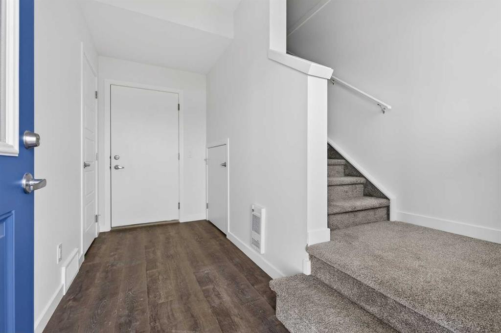 56 Creekside Drive Sw, Calgary, AB - Indoor Photo Showing Other Room