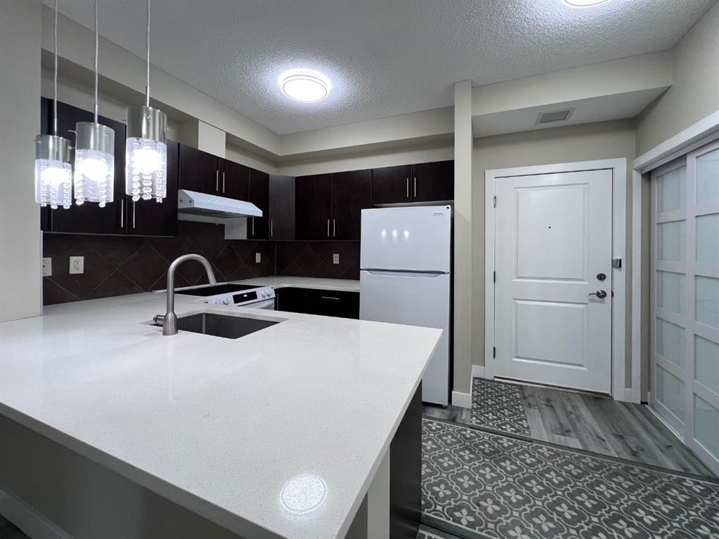 104-2727 28 Avenue Se, Calgary, AB - Indoor Photo Showing Kitchen