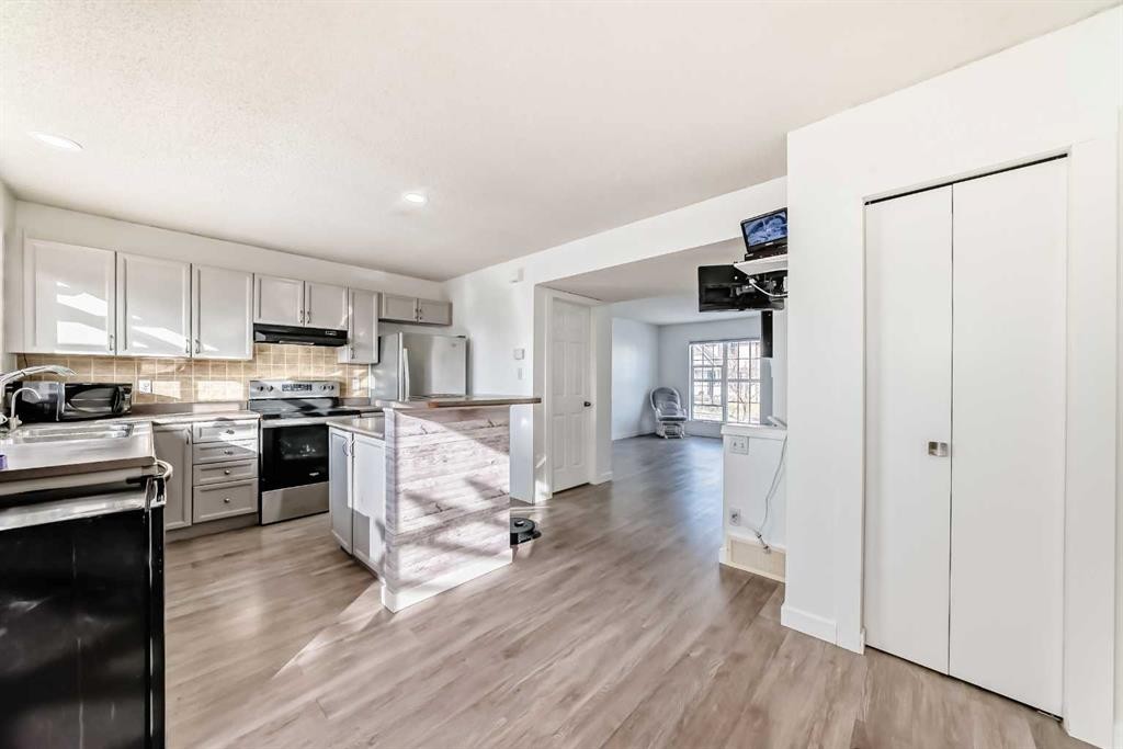 294 Elgin View Se, Calgary, AB - Indoor Photo Showing Kitchen